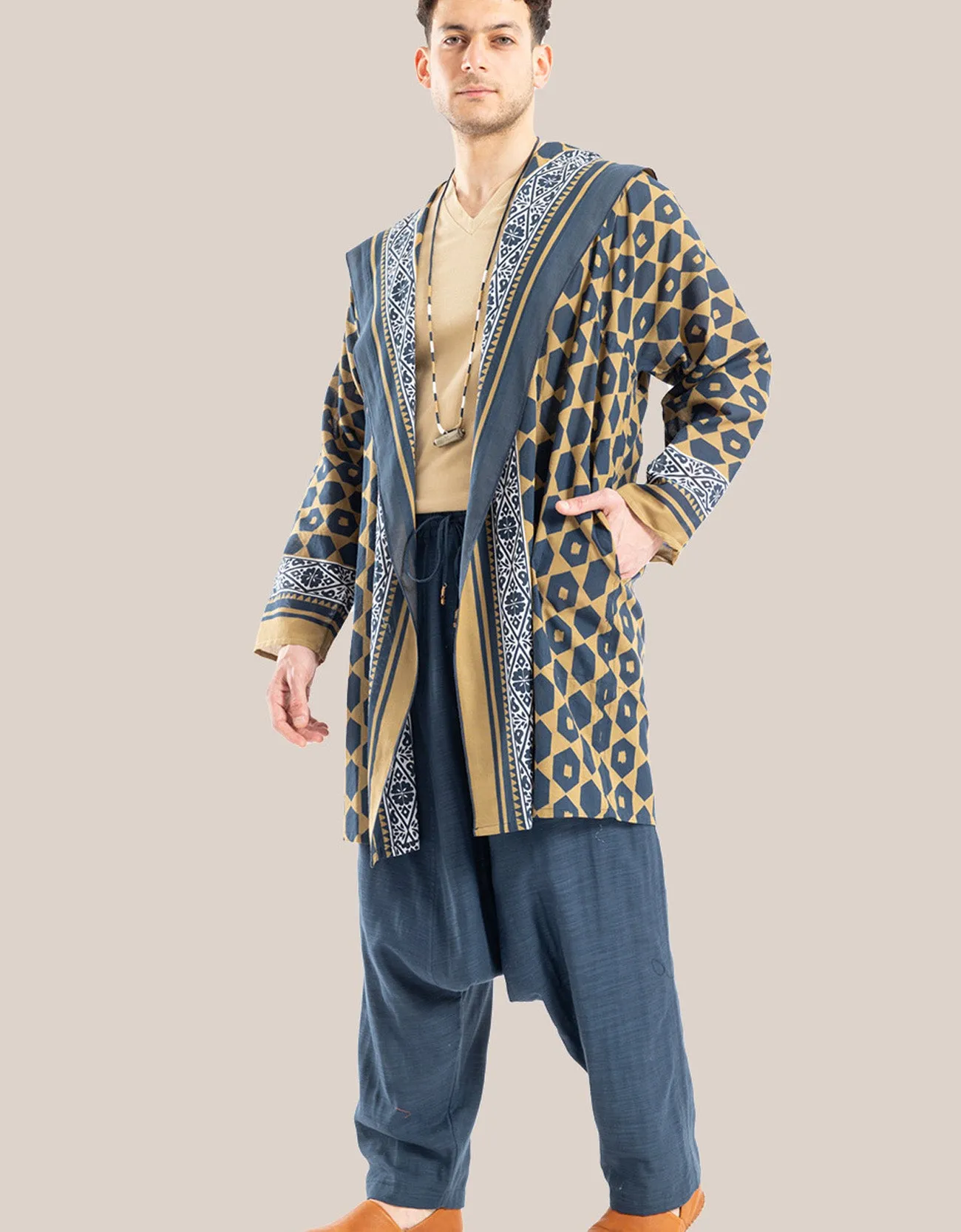 Hooded jacket with long sleeves