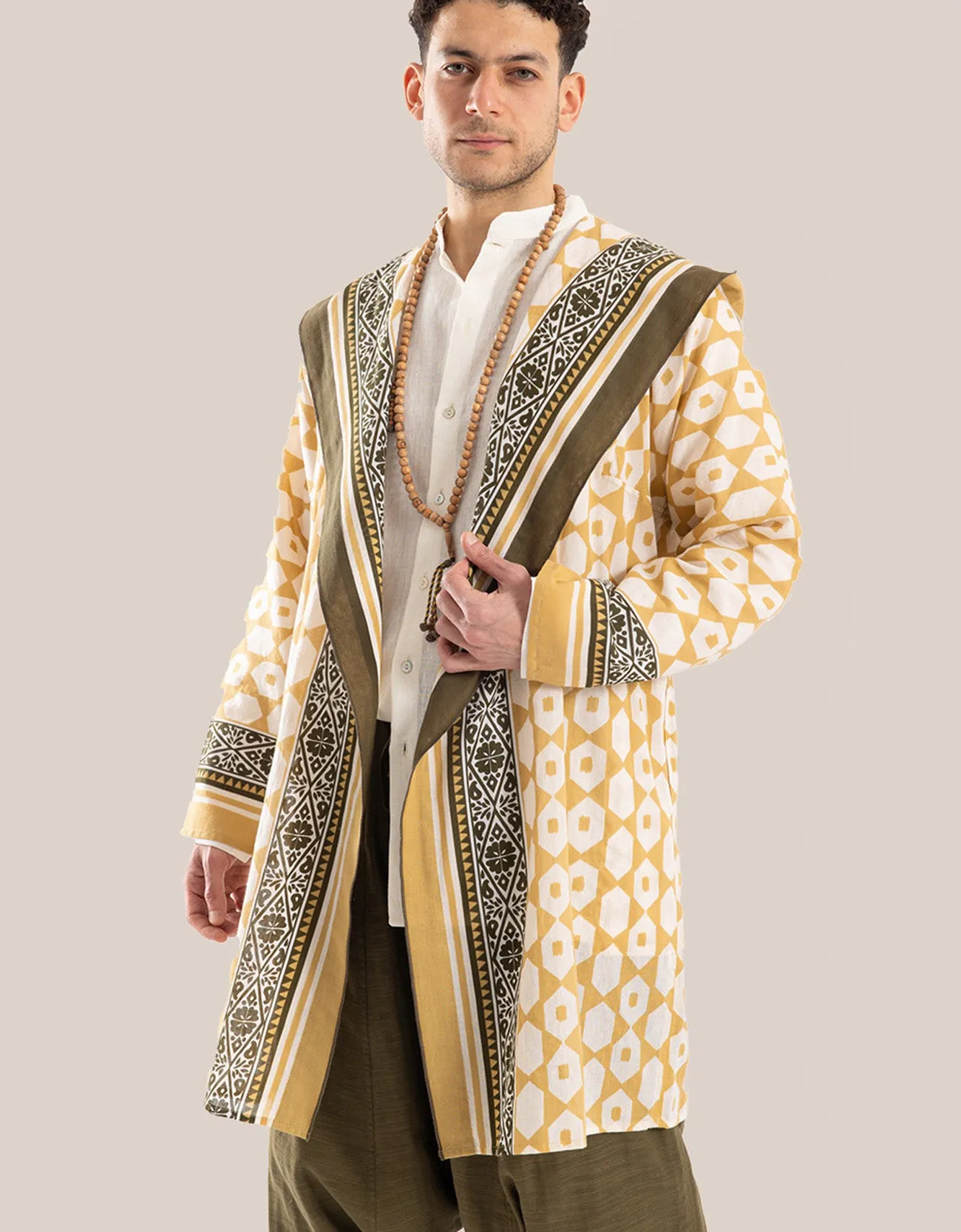Hooded jacket with long sleeves