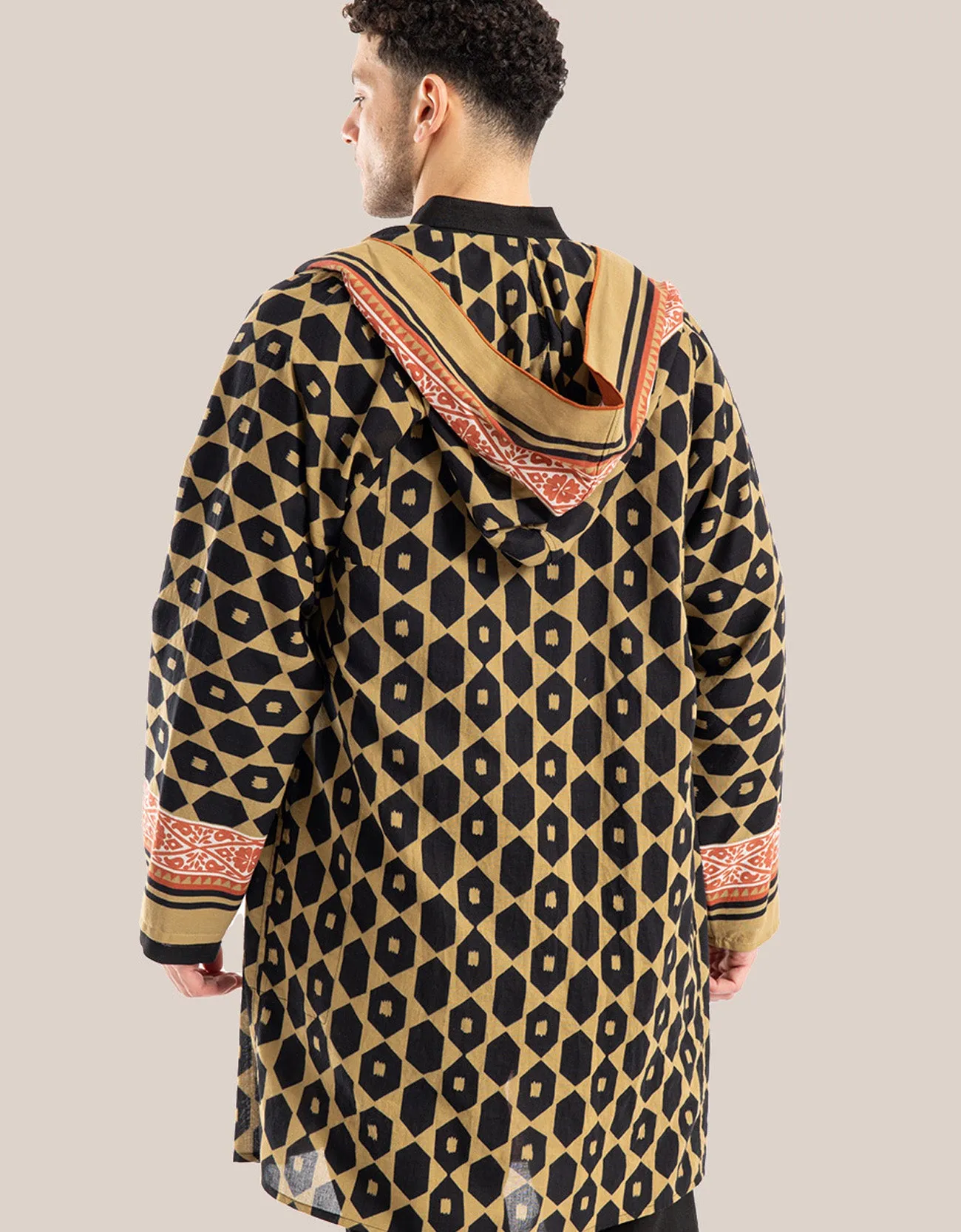 Hooded jacket with long sleeves