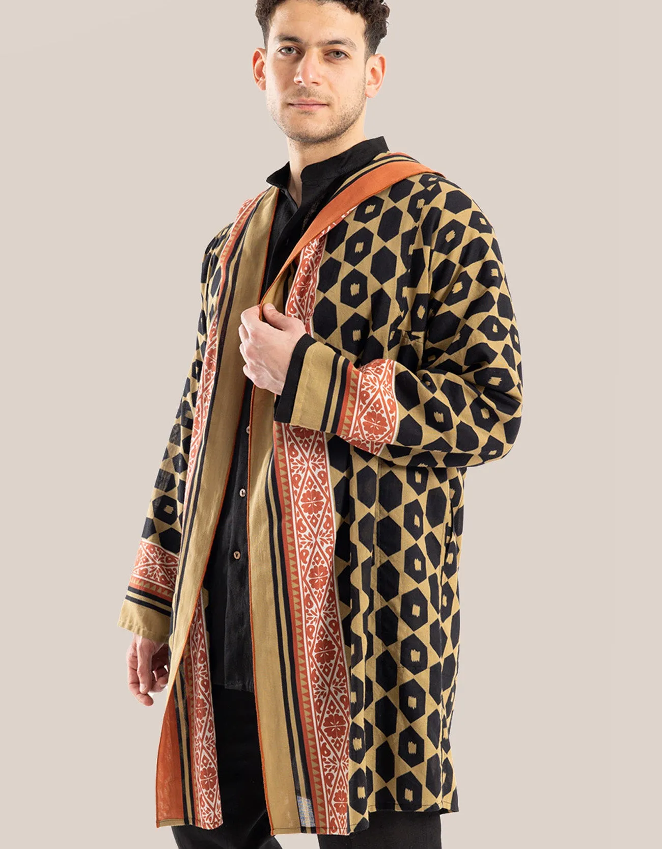 Hooded jacket with long sleeves